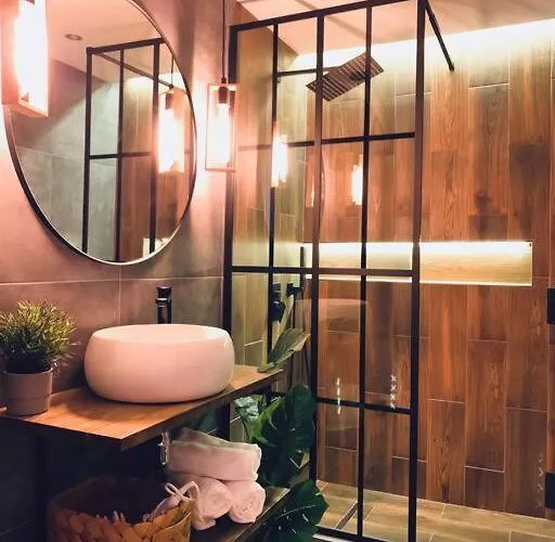 Апартаменти Cosy 1 Bedroom Downtown *